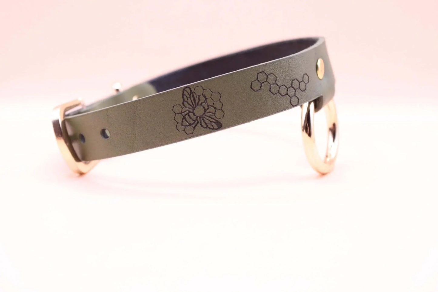 Bee Honeycomb Leather Choker with O-Ring Unique Slave Collar - Happytoys Sexshop: online sex shop for Feeling Happy & Easy 😊 - Discreet geleverd