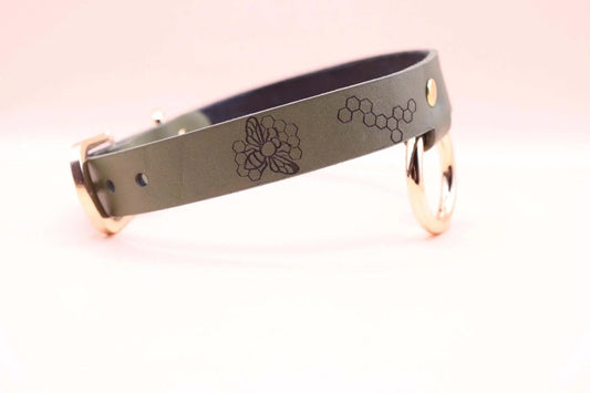 Bee Honeycomb Leather Choker with O-Ring Unique Slave Collar - Happytoys Sexshop: online sex shop for Feeling Happy & Easy 😊 - Discreet geleverd