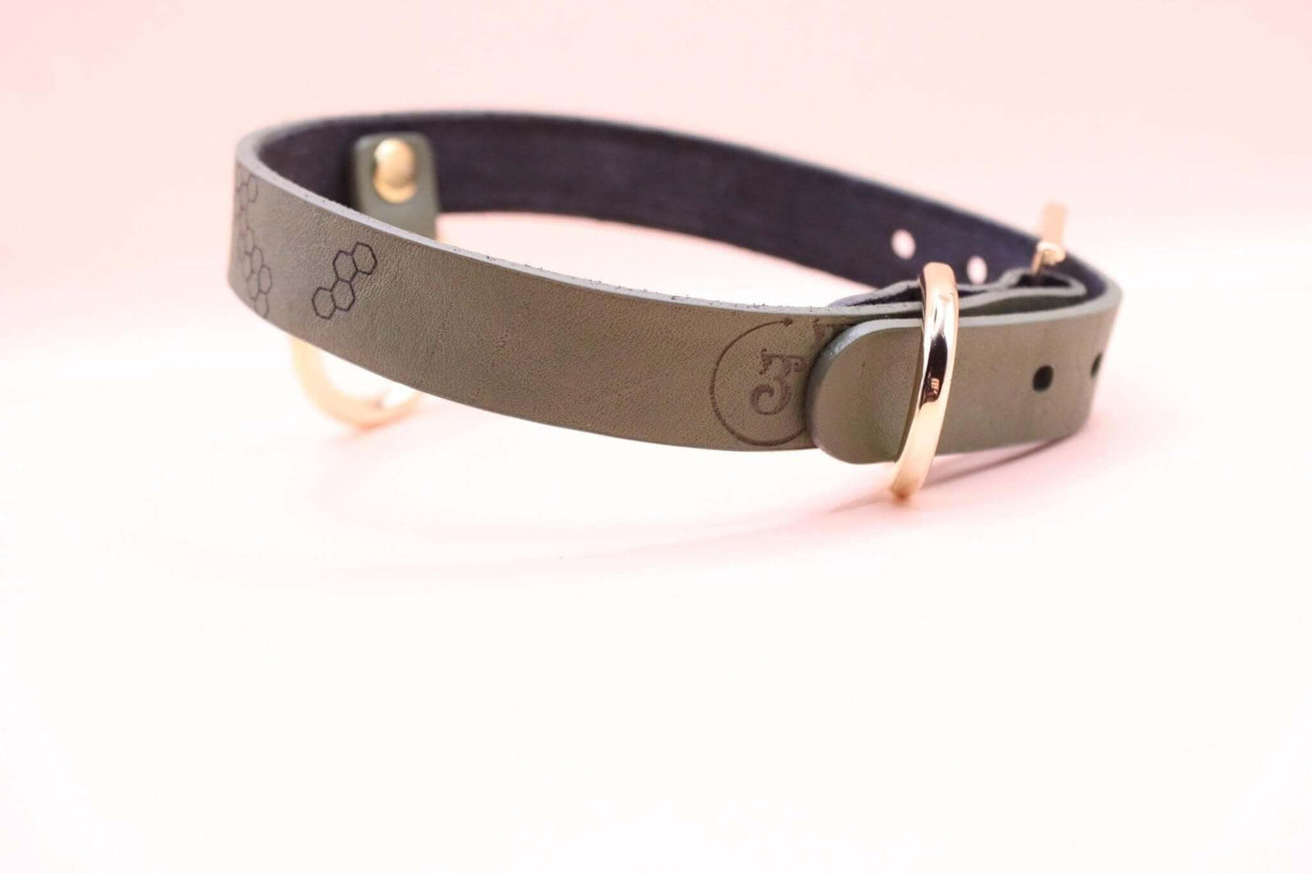 Bee Honeycomb Leather Choker with O-Ring Unique Slave Collar - Happytoys Sexshop: online sex shop for Feeling Happy & Easy 😊 - Discreet geleverd