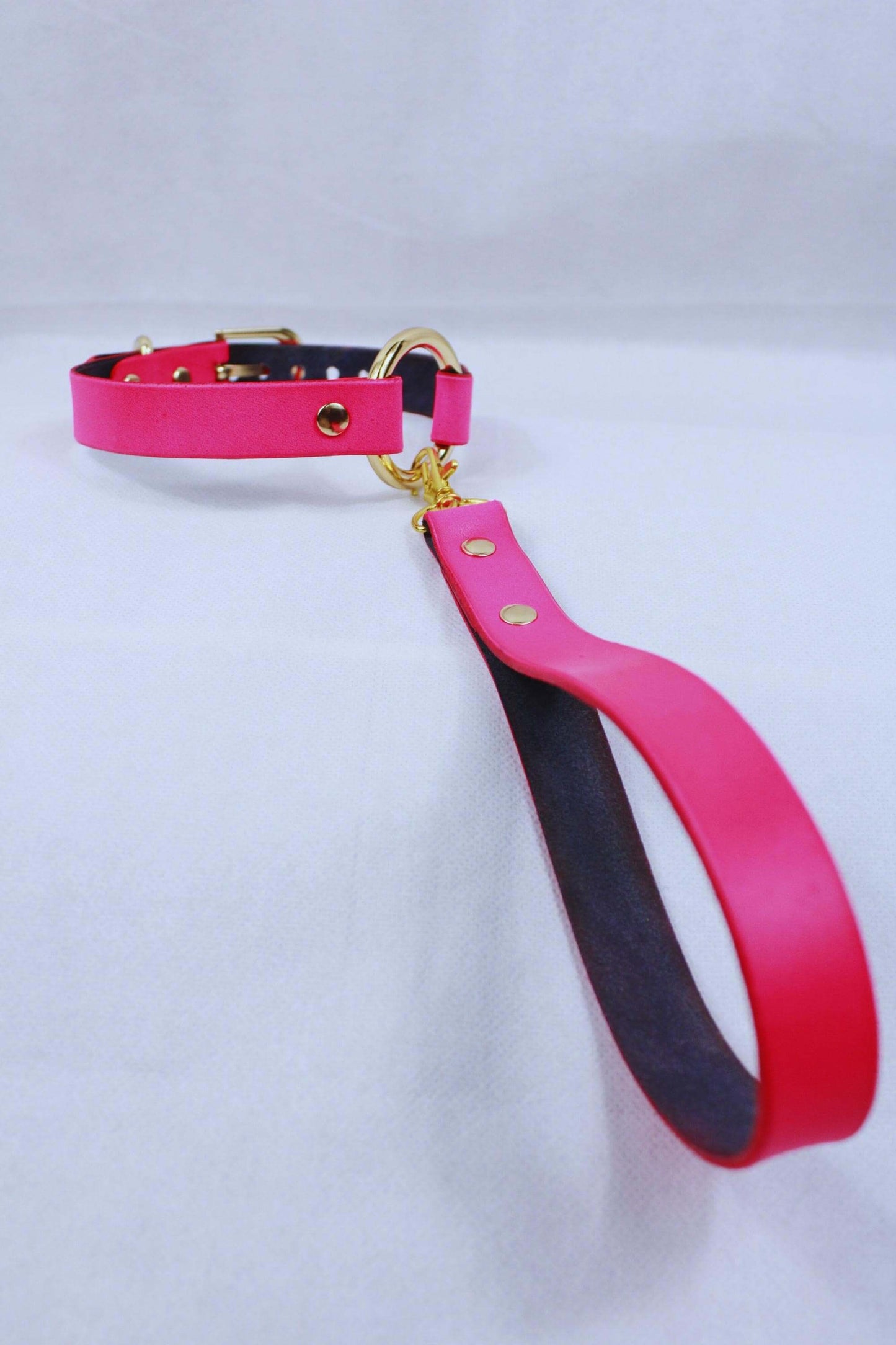 Rio Red BDSM Collar Elegant Power And Discreet Leather Design - Happytoys Sexshop: online sex shop for Feeling Happy & Easy 😊 - Discreet geleverd