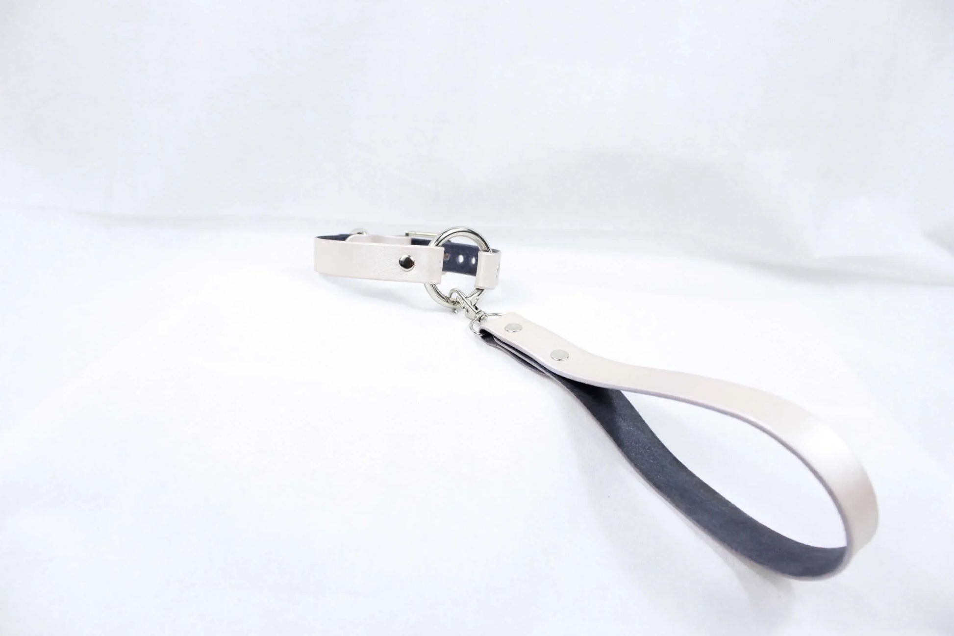 Pearl Silver Leather Choker Elegant Discreet Luxury Leather Day Choker - Happytoys Sexshop: online sex shop for Feeling Happy & Easy 😊 - Discreet geleverd