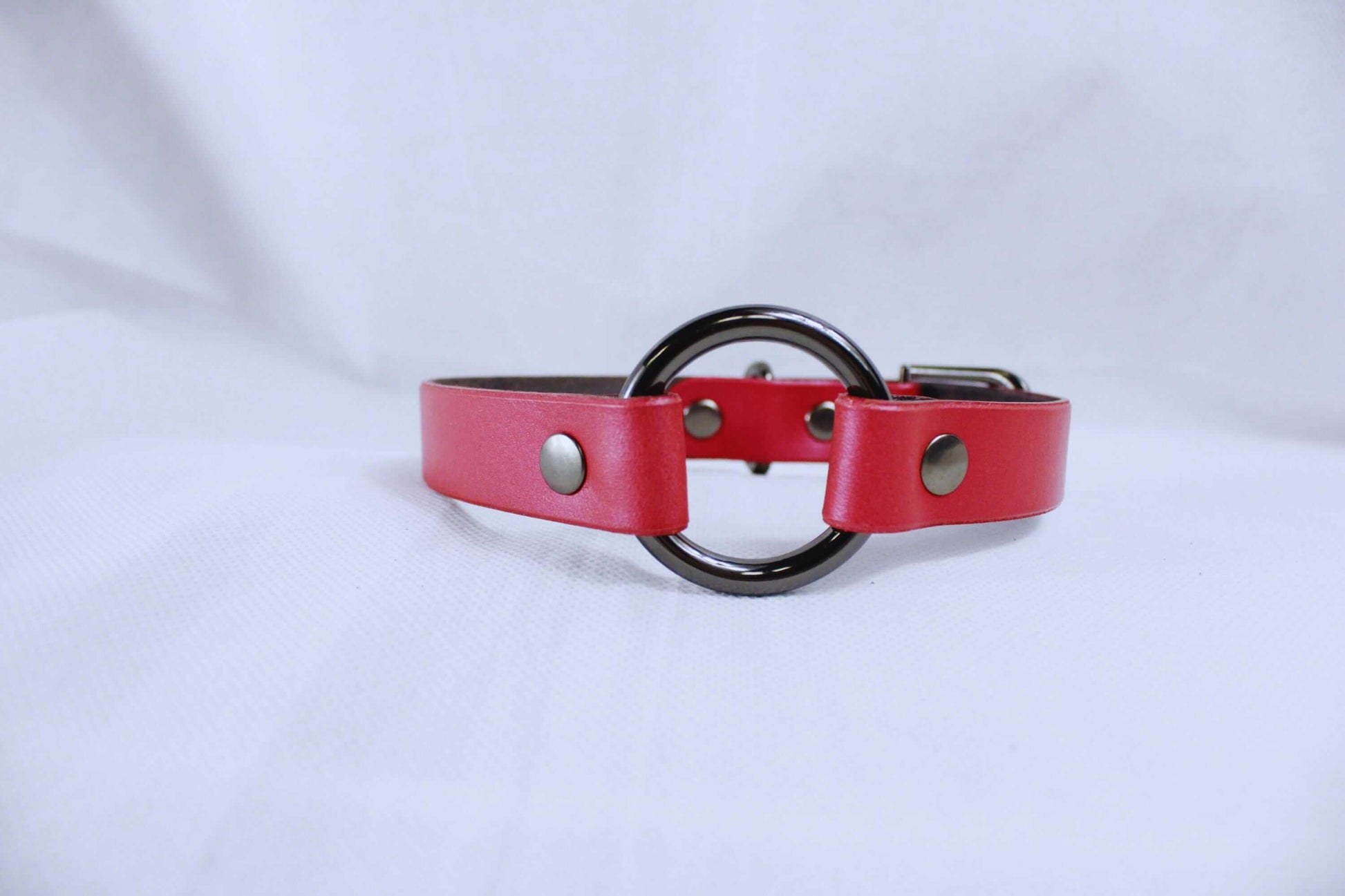Pearl Red BDSM Collar Choker With Discreet Daywear Elegance - Happytoys Sexshop: online sex shop for Feeling Happy & Easy 😊 - Discreet geleverd