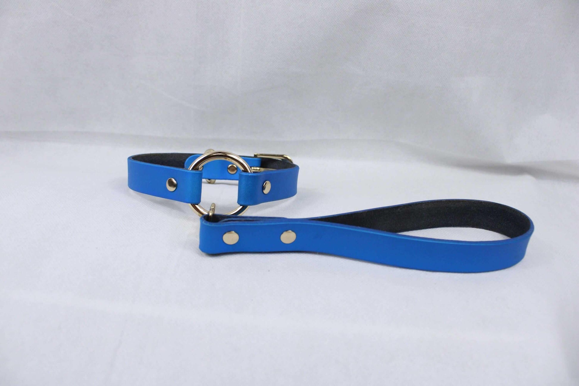 Submissive Collar Pearl Blue Leather BDSM Day Collar - Happytoys Sexshop: online sex shop for Feeling Happy & Easy 😊 - Discreet geleverd