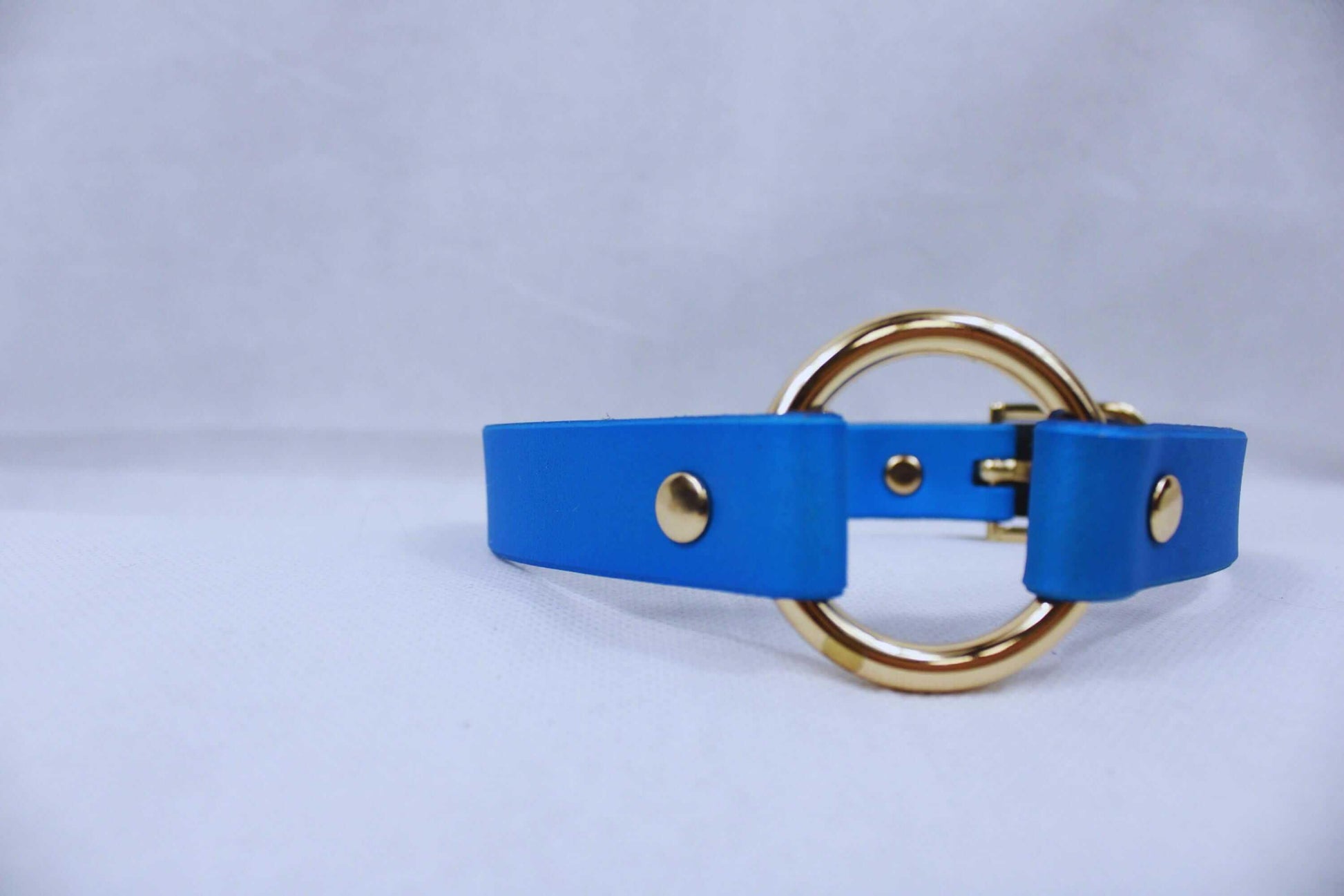 Submissive Collar Pearl Blue Leather BDSM Day Collar - Happytoys Sexshop: online sex shop for Feeling Happy & Easy 😊 - Discreet geleverd