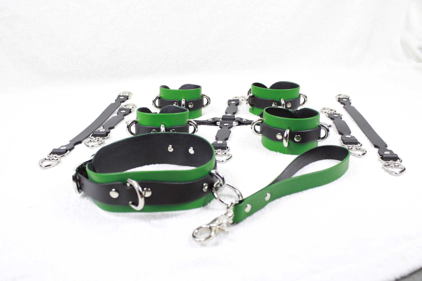 Bondage Gear Set – Sub Collar, BDSM Harness & Bondage Cuffs - Happytoys Sexshop: online sex shop for Feeling Happy & Easy 😊 - Discreet geleverd