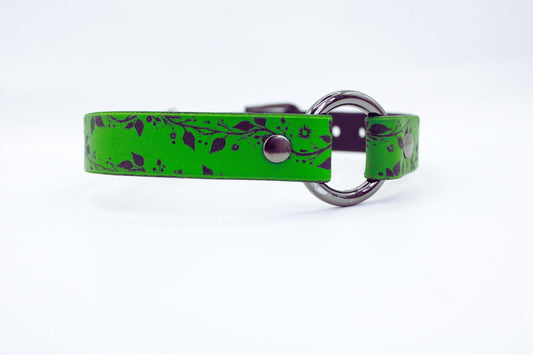 Submissive Collar – Green Leather Choker with Floral Design | Discreet Day Collar Jewelry - Happytoys Sexshop: online sex shop for Feeling Happy & Easy 😊 - Discreet geleverd