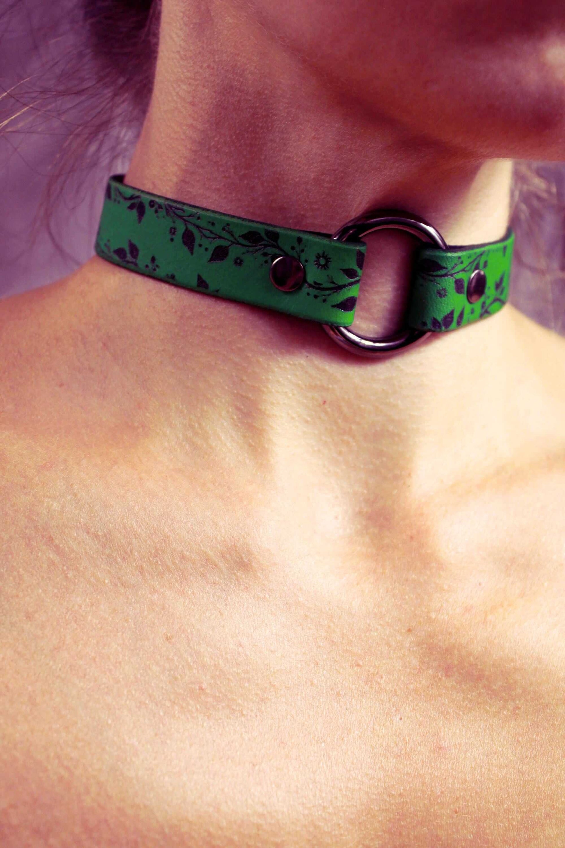 Submissive Collar – Green Leather Choker with Floral Design | Discreet Day Collar Jewelry - Happytoys Sexshop: online sex shop for Feeling Happy & Easy 😊 - Discreet geleverd