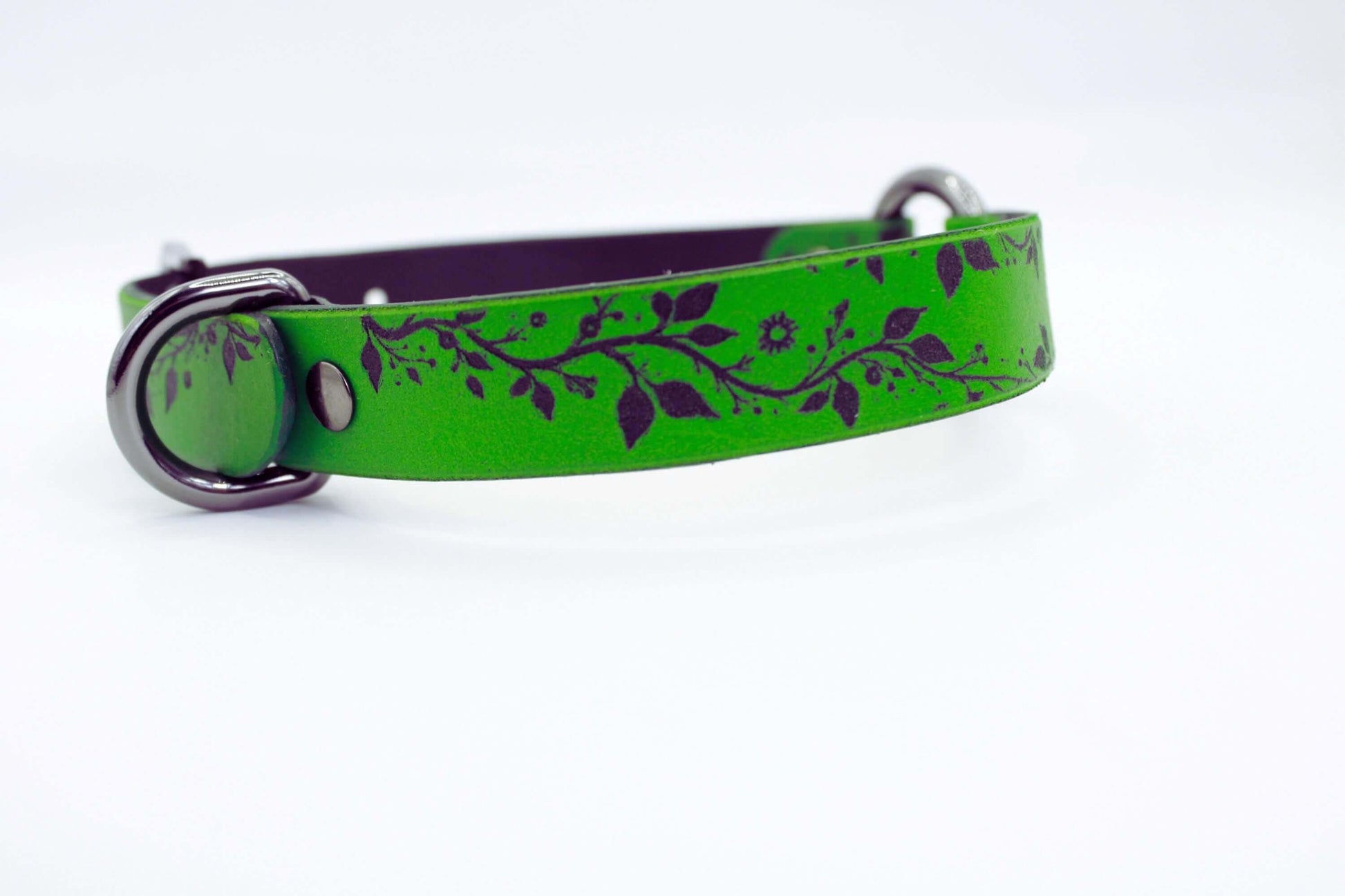 Submissive Collar – Green Leather Choker with Floral Design | Discreet Day Collar Jewelry - Happytoys Sexshop: online sex shop for Feeling Happy & Easy 😊 - Discreet geleverd
