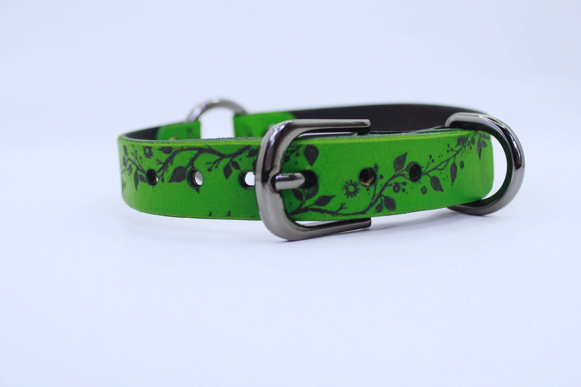 Submissive Collar – Green Leather Choker with Floral Design | Discreet Day Collar Jewelry - Happytoys Sexshop: online sex shop for Feeling Happy & Easy 😊 - Discreet geleverd