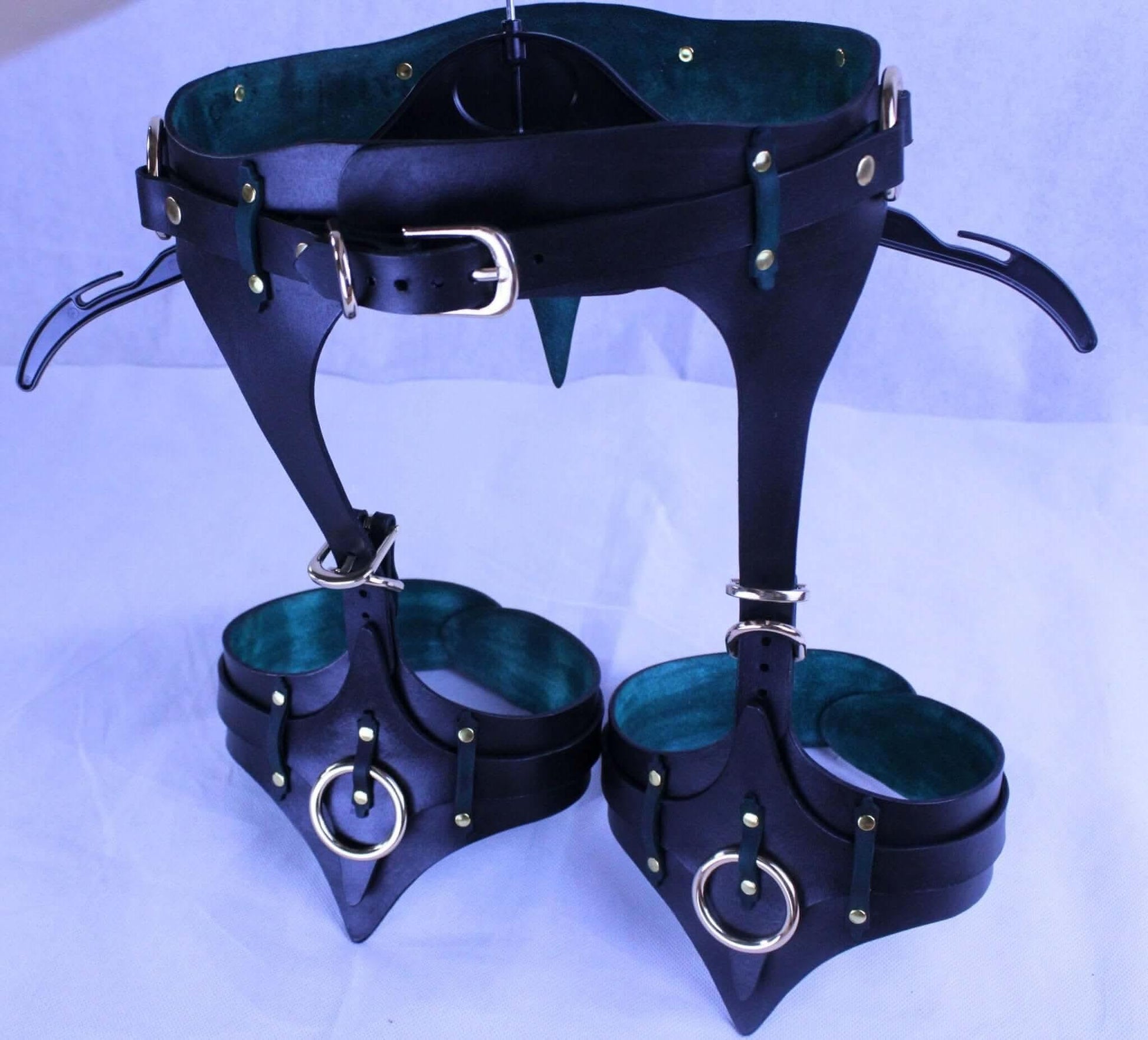 BDSM Gear Leather Thigh Harness with Cuffs BDSM Collar for Submissive - Happytoys Sexshop: online sex shop for Feeling Happy & Easy 😊 - Discreet geleverd