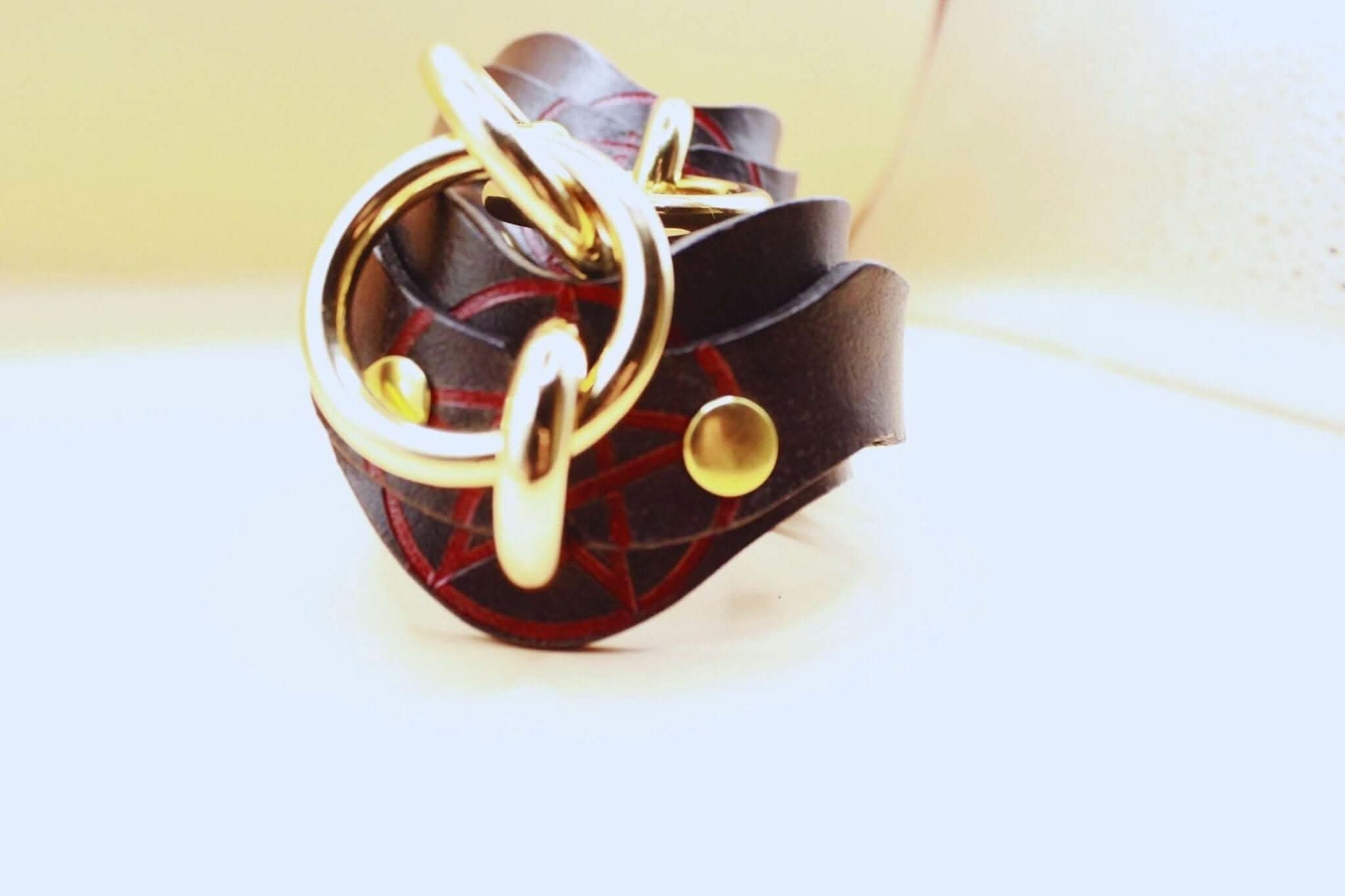 Wrist Cuffs Set with Pentagram Collar Luxury BDSM Restraints - Happytoys Sexshop: online sex shop for Feeling Happy & Easy 😊 - Discreet geleverd