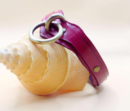 Magenta Bdsm Collar Leather O-Ring Choker Collar for BDSM Play - Happytoys Sexshop: online sex shop for Feeling Happy & Easy 😊 - Discreet geleverd