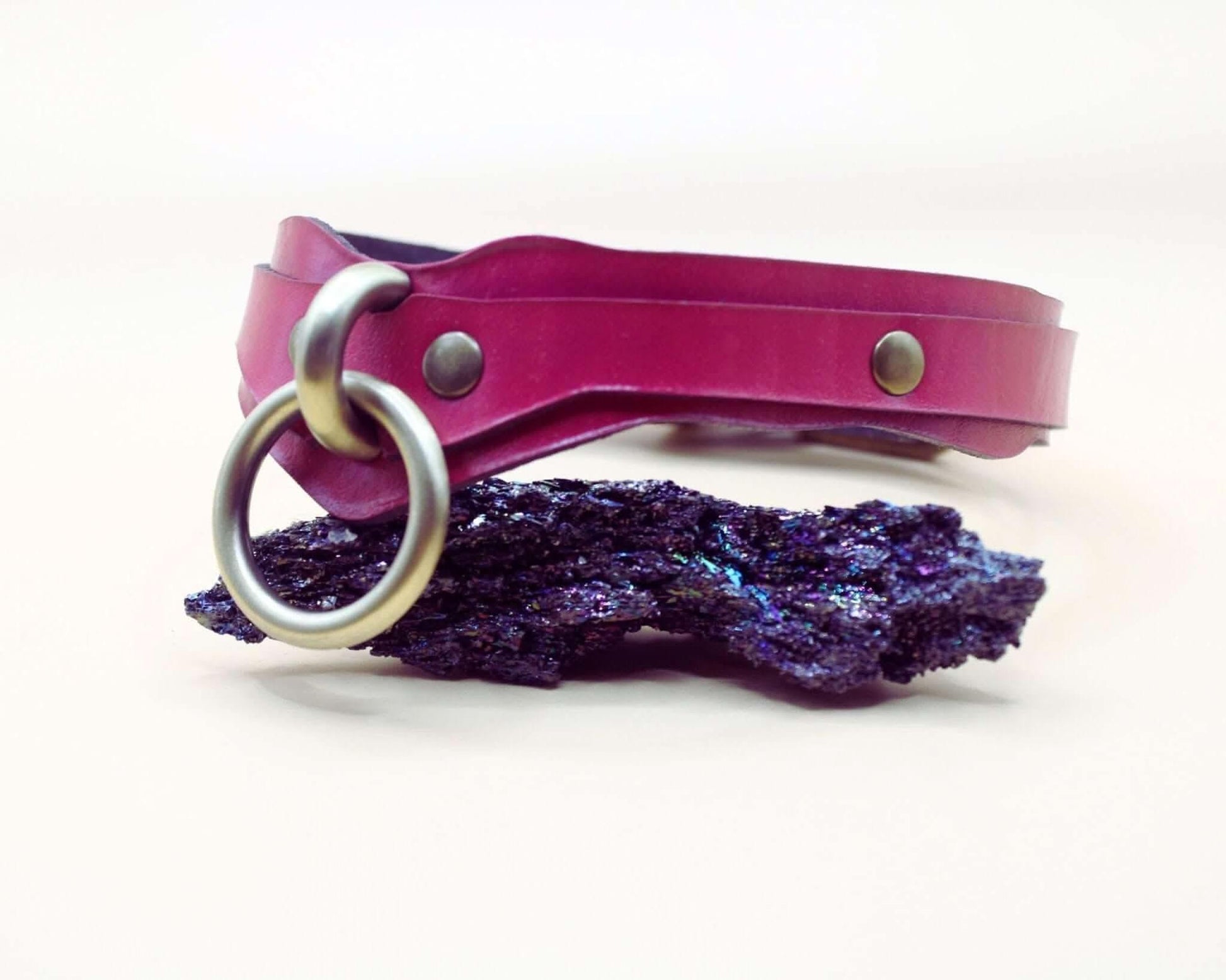 Magenta Bdsm Collar Leather O-Ring Choker Collar for BDSM Play - Happytoys Sexshop: online sex shop for Feeling Happy & Easy 😊 - Discreet geleverd