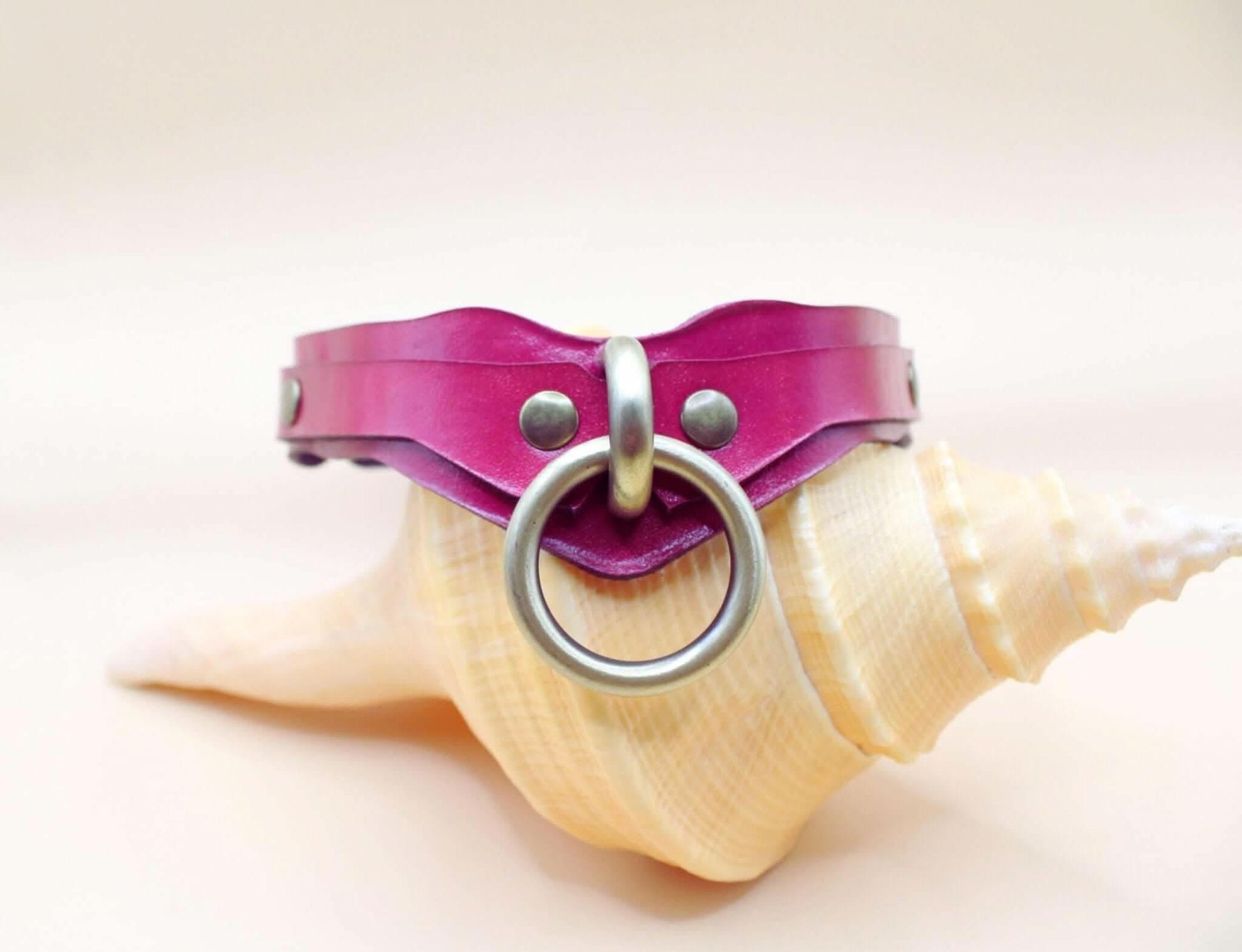 Magenta Bdsm Collar Leather O-Ring Choker Collar for BDSM Play - Happytoys Sexshop: online sex shop for Feeling Happy & Easy 😊 - Discreet geleverd