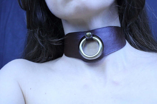 Minimalist BDSM collar Leather Posture Choker with O-Ring - Happytoys Sexshop: online sex shop for Feeling Happy & Easy 😊 - Discreet geleverd
