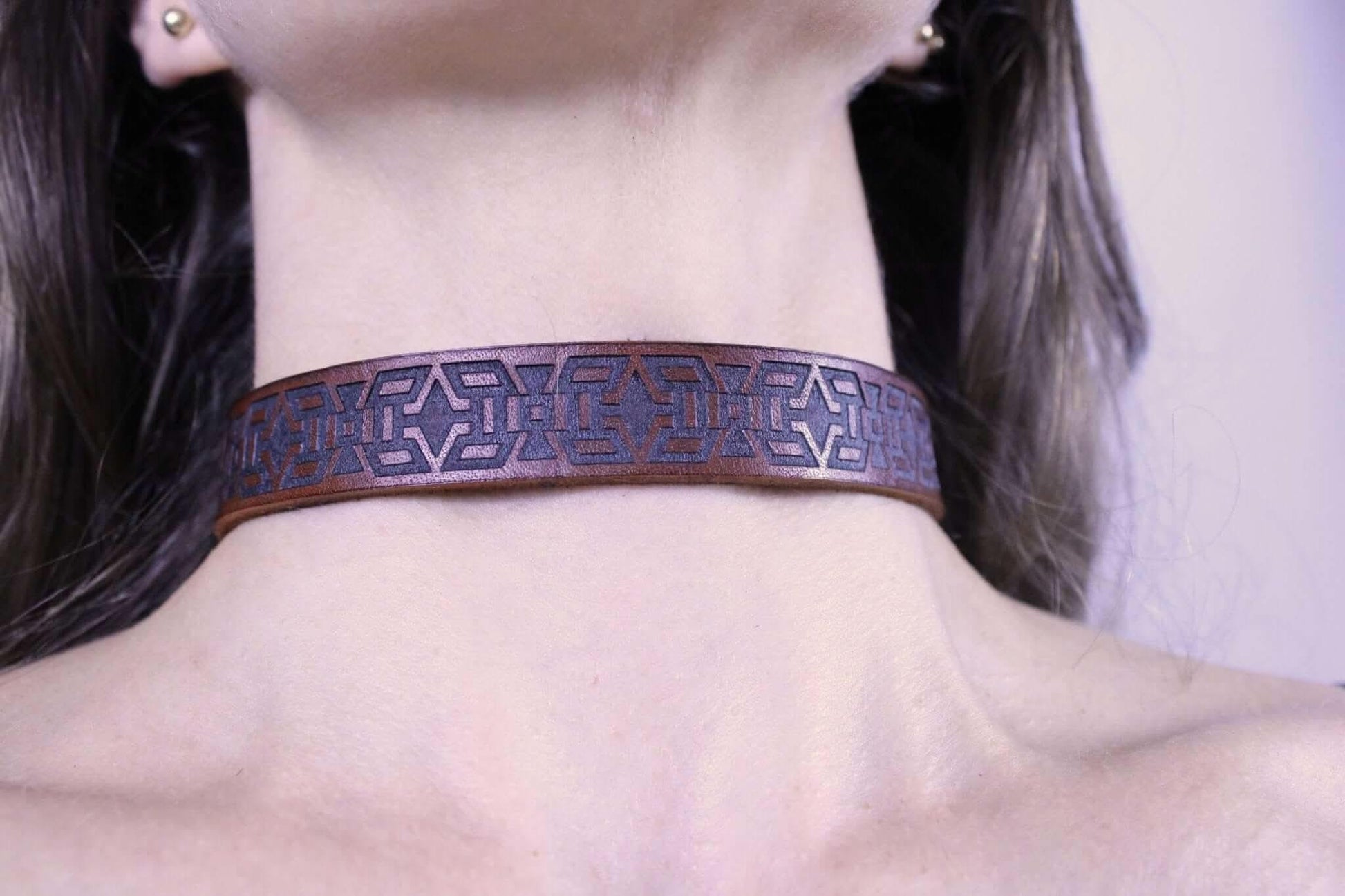 Slave Collar Handmade Minimalist Tribal Motif for Submissive Wear - Happytoys Sexshop: online sex shop for Feeling Happy & Easy 😊 - Discreet geleverd