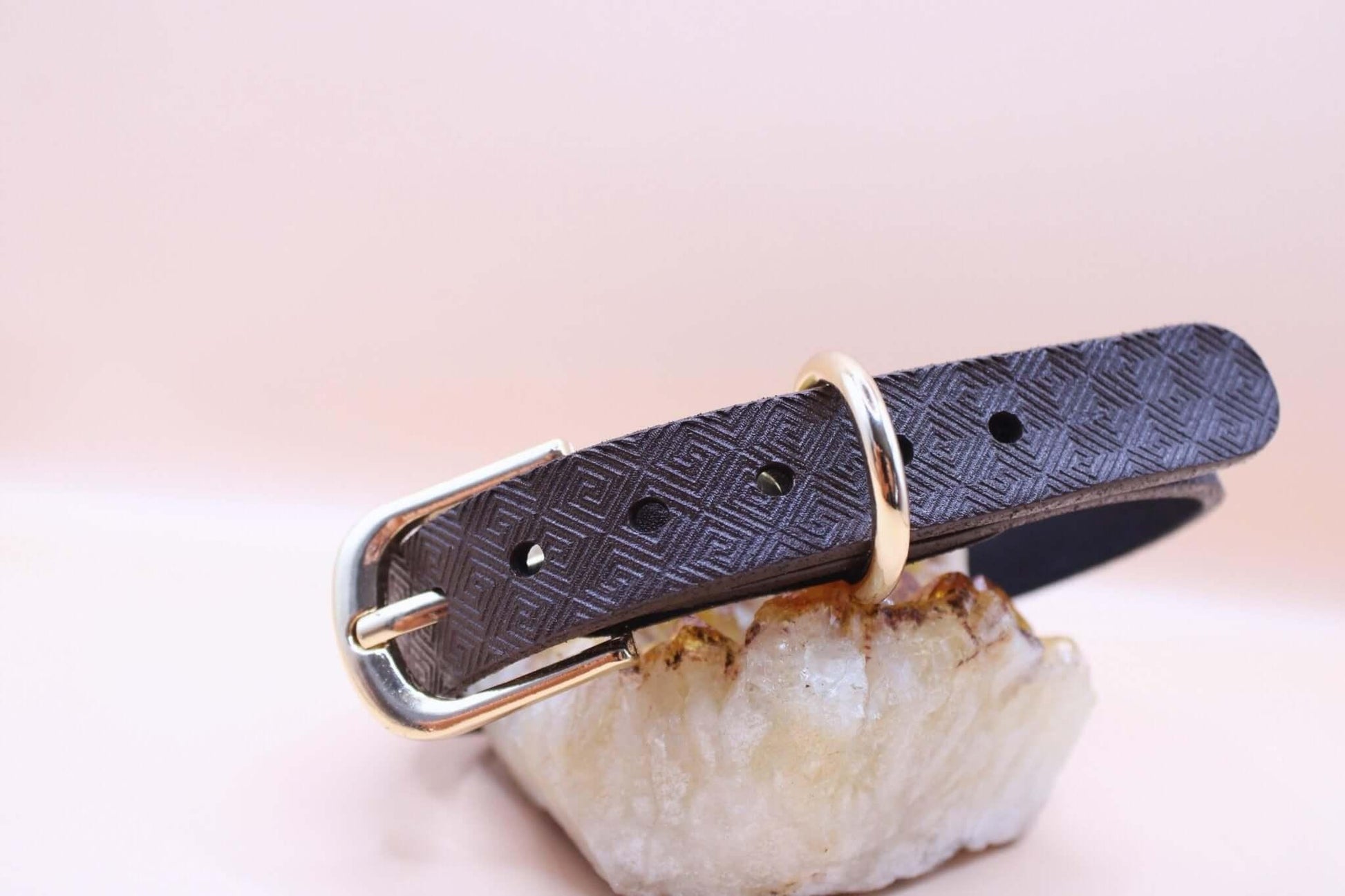 Minimalist Gold Accent BDSM Collar Elegant Submissive Bondage - Happytoys Sexshop: online sex shop for Feeling Happy & Easy 😊 - Discreet geleverd