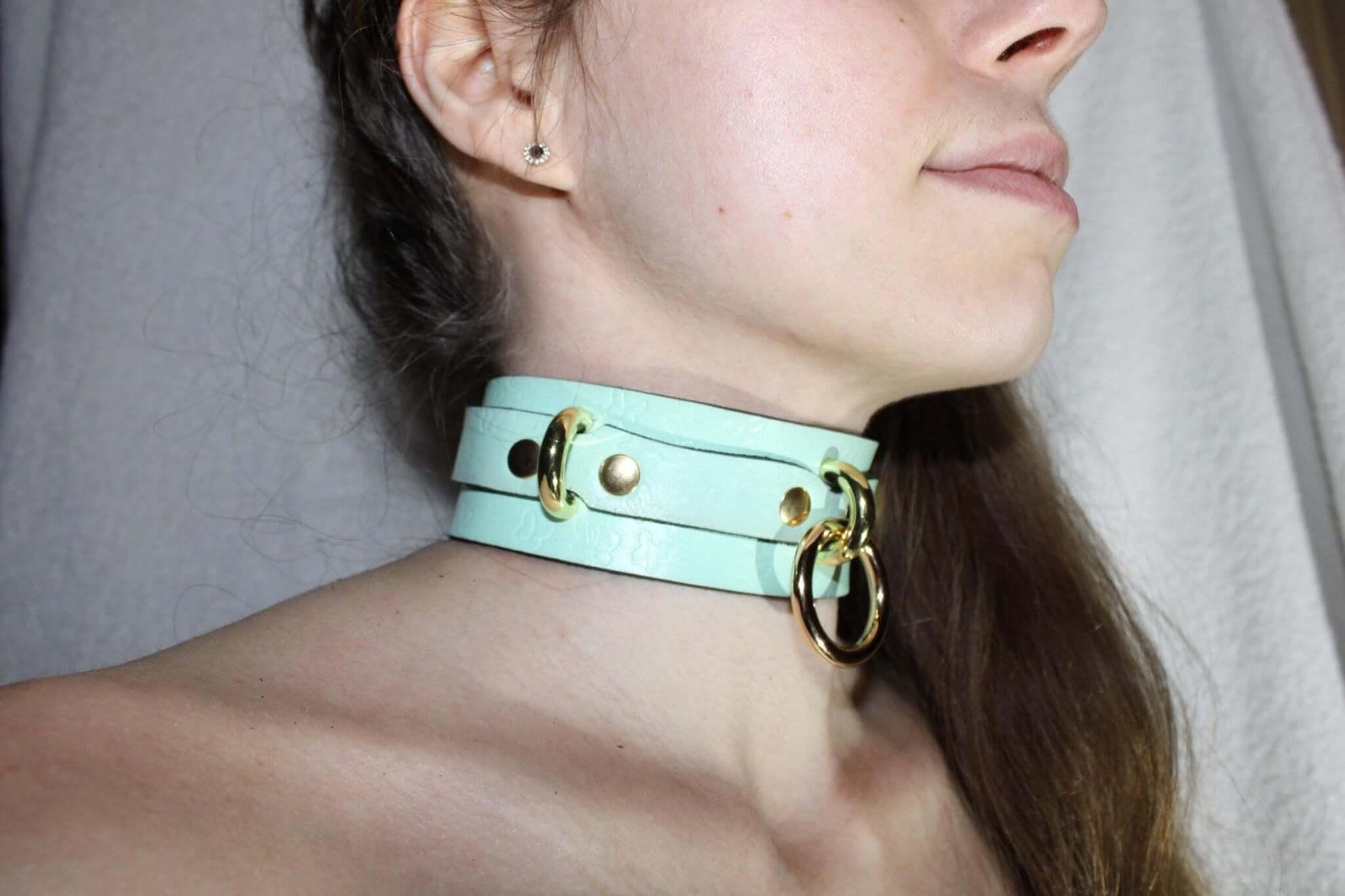 Mint Green Submissive Collar Butterfly Embossed Choker Collar - Happytoys Sexshop: online sex shop for Feeling Happy & Easy 😊 - Discreet geleverd