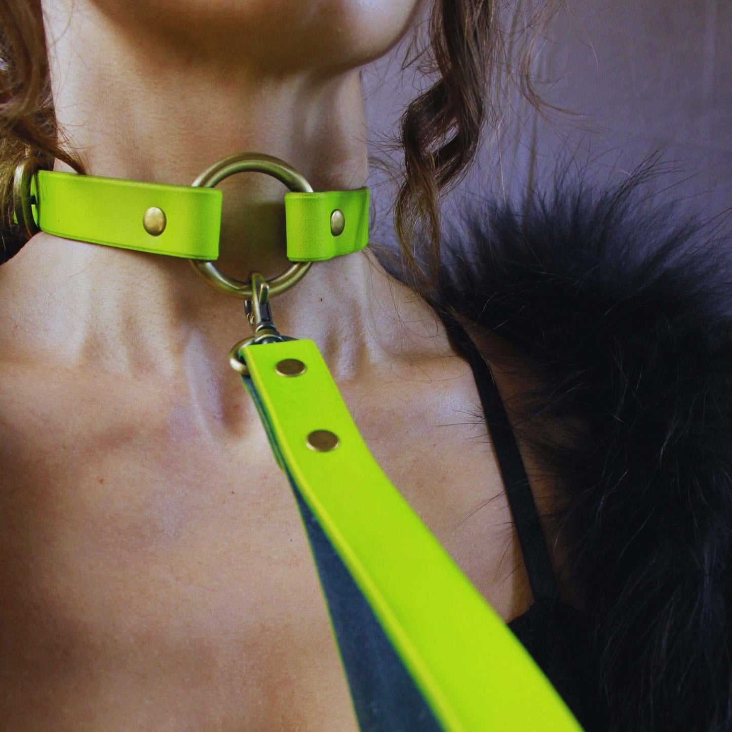 Day Collar Neon Green BDSM Collar with Leash - Leather Choker - Happytoys Sexshop: online sex shop for Feeling Happy & Easy 😊 - Discreet geleverd