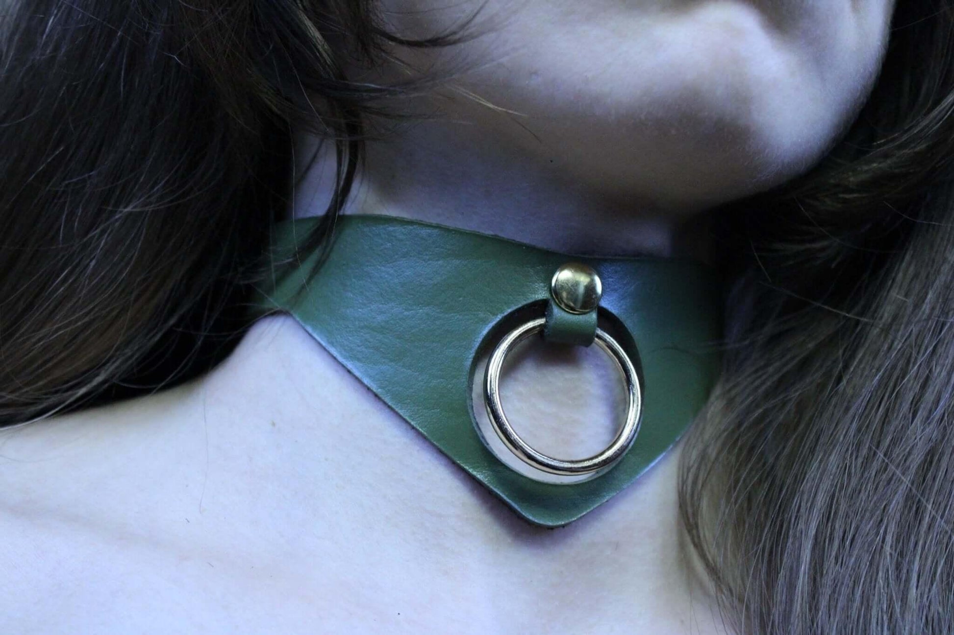 Posture Collar with Bold O-Ring | BDSM Day Collar for Submissives - Happytoys Sexshop: online sex shop for Feeling Happy & Easy 😊 - Discreet geleverd