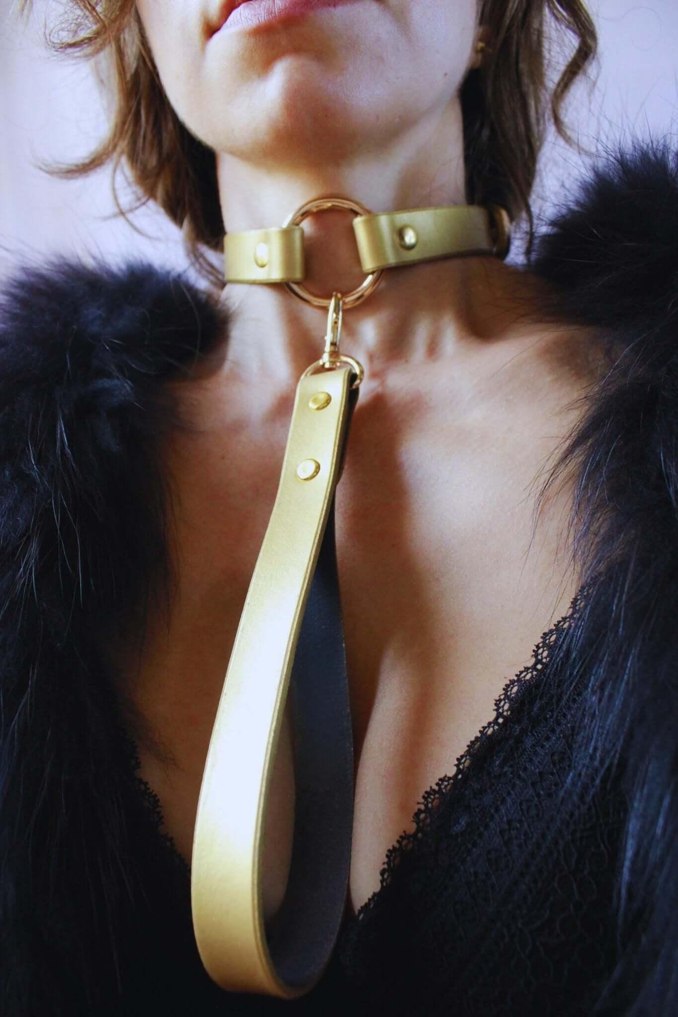 Choker Collar Elegant Pearl Gold Leather Day Collar Discreet Choker - Happytoys Sexshop: online sex shop for Feeling Happy & Easy 😊 - Discreet geleverd