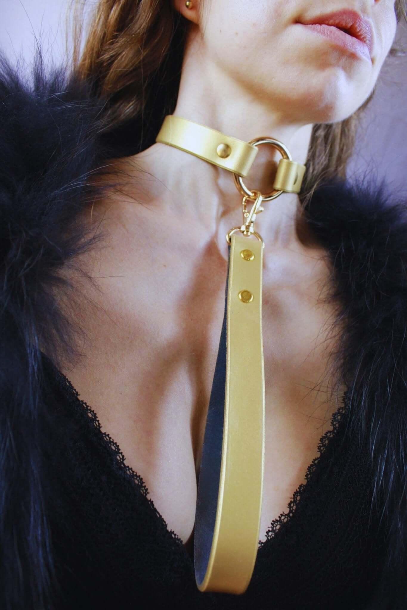 Choker Collar Elegant Pearl Gold Leather Day Collar Discreet Choker - Happytoys Sexshop: online sex shop for Feeling Happy & Easy 😊 - Discreet geleverd