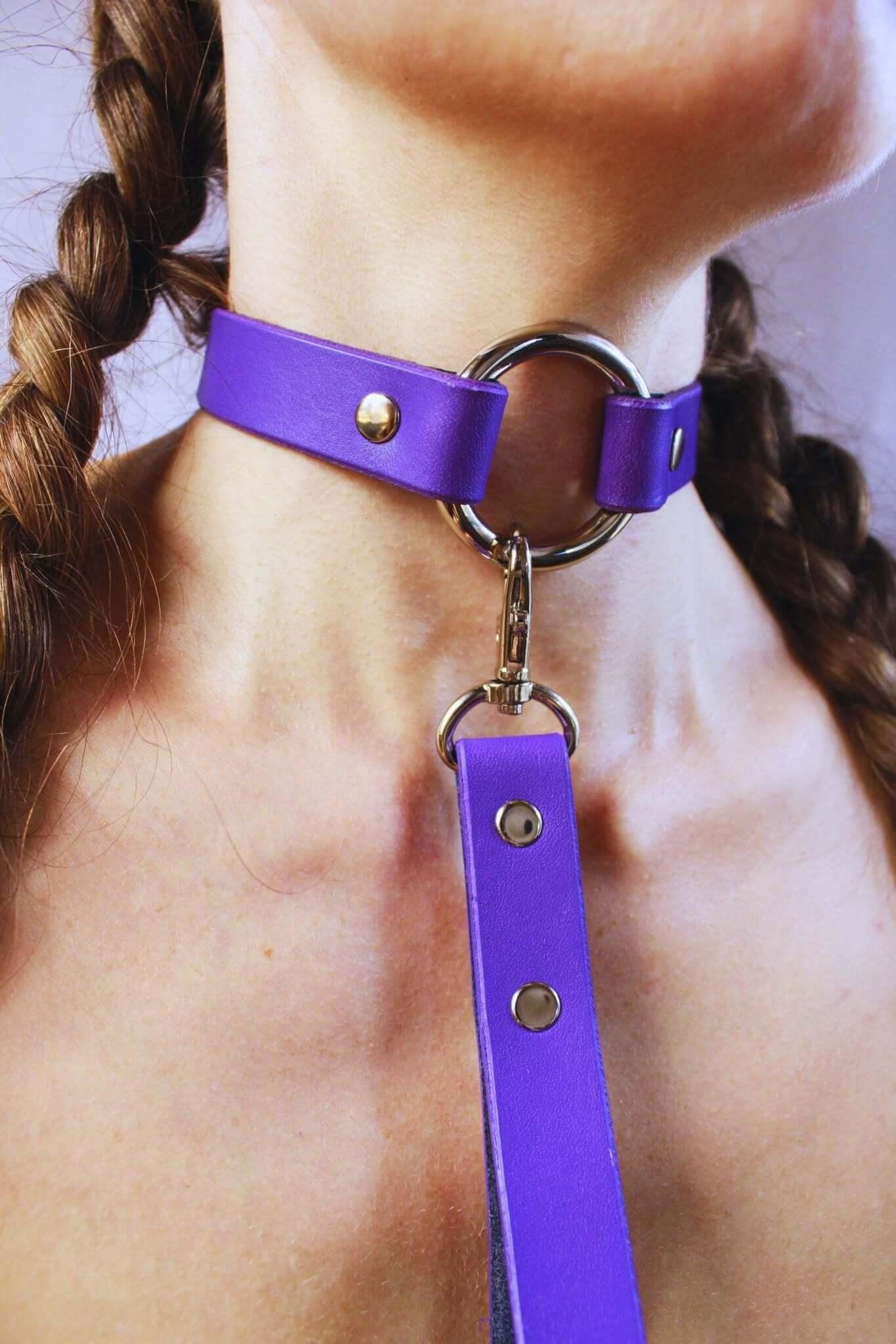Choker Collar Purple Leather BDSM Choker with Leash | Slave Collar - Happytoys Sexshop: online sex shop for Feeling Happy & Easy 😊 - Discreet geleverd