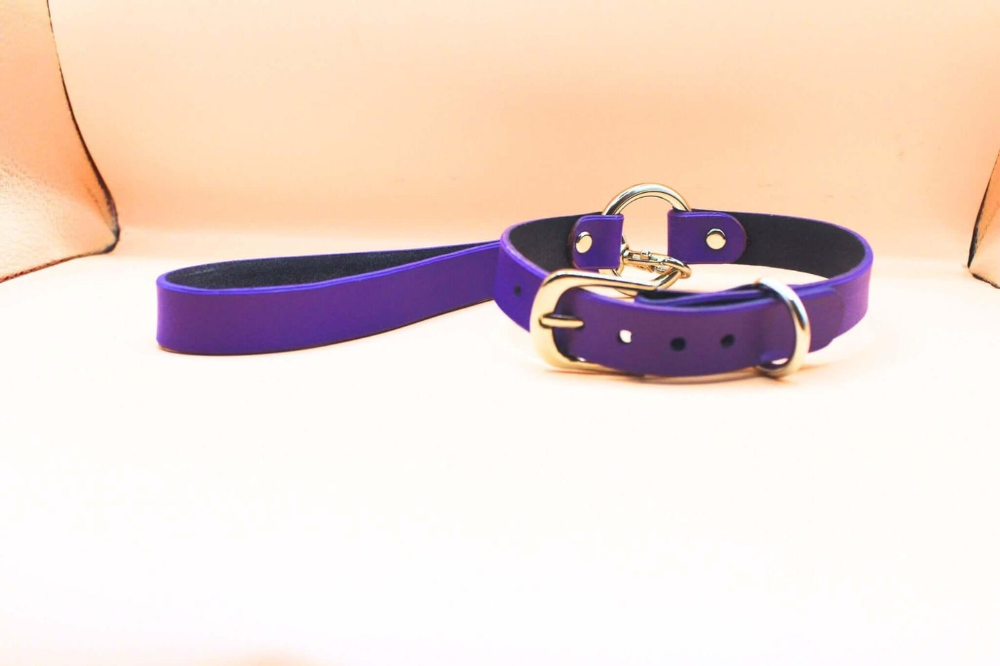 Choker Collar Purple Leather BDSM Choker with Leash | Slave Collar - Happytoys Sexshop: online sex shop for Feeling Happy & Easy 😊 - Discreet geleverd