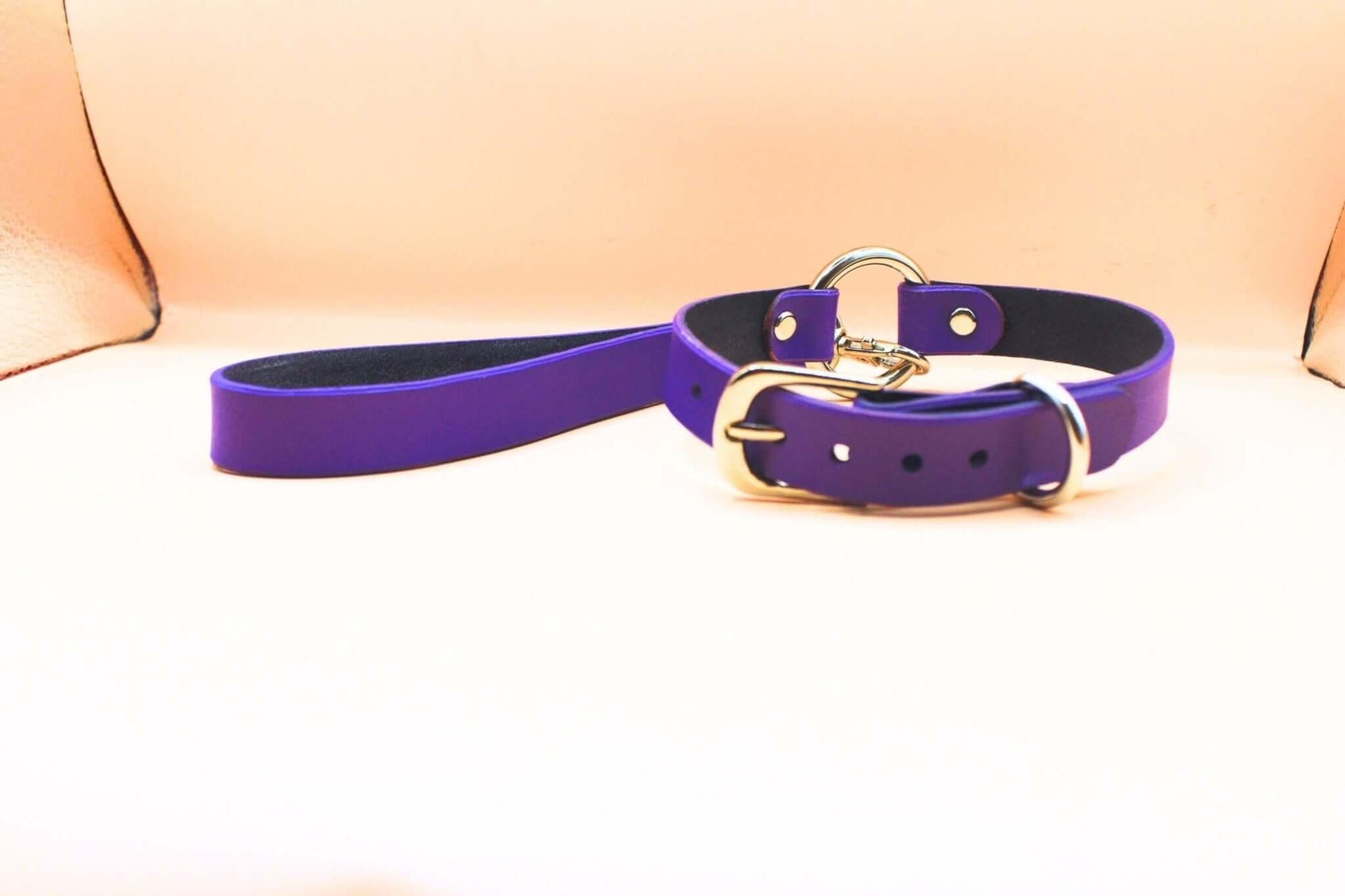 Choker Collar Purple Leather BDSM Choker with Leash | Slave Collar - Happytoys Sexshop: online sex shop for Feeling Happy & Easy 😊 - Discreet geleverd