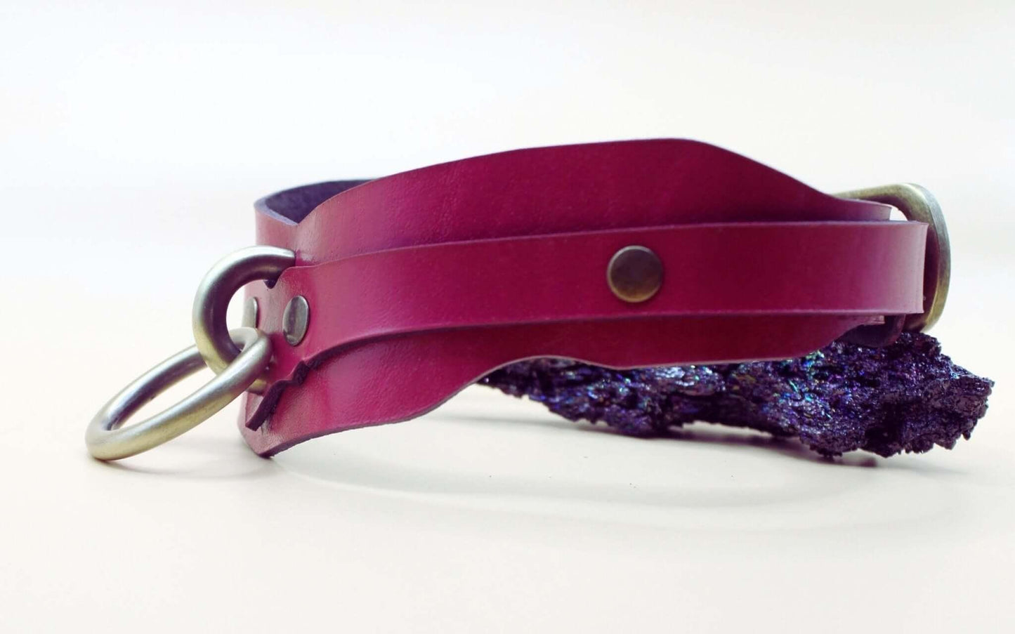 Raspberry BDSM Collar Artisan Sub Collar for Submissive Bondage - Happytoys Sexshop: online sex shop for Feeling Happy & Easy 😊 - Discreet geleverd