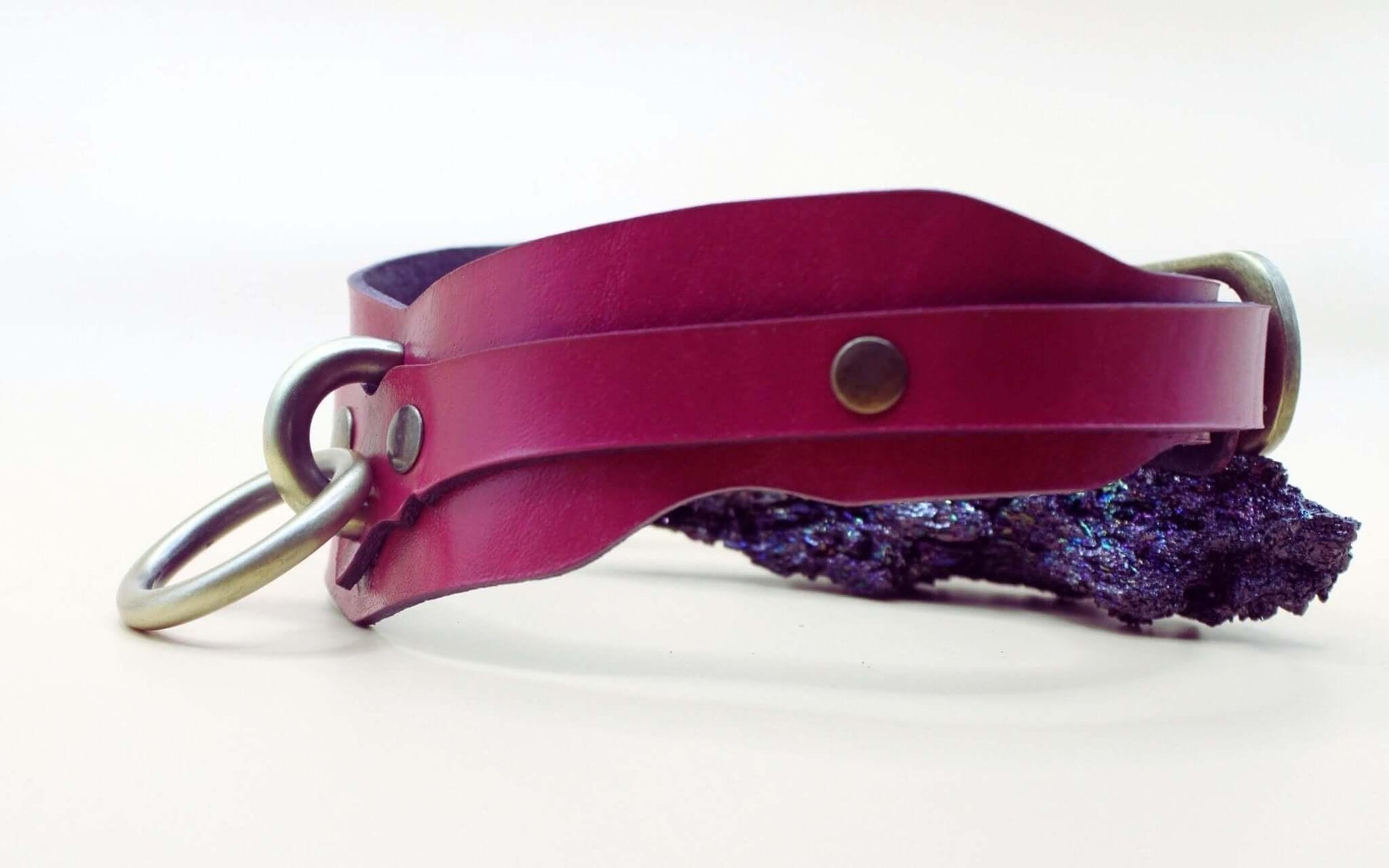 Raspberry BDSM Collar Artisan Sub Collar for Submissive Bondage - Happytoys Sexshop: online sex shop for Feeling Happy & Easy 😊 - Discreet geleverd