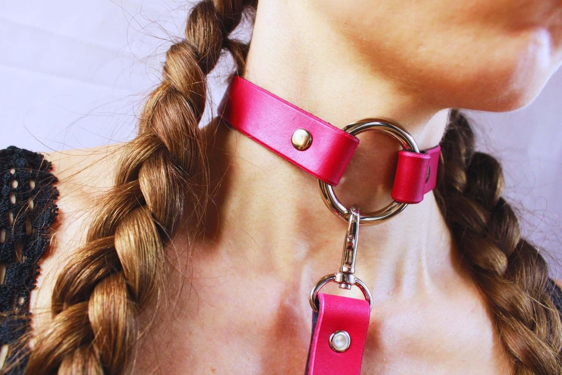 Choker Collar Raspberry Leather Choker with Leash Discreet BDSM Collar - Happytoys Sexshop: online sex shop for Feeling Happy & Easy 😊 - Discreet geleverd