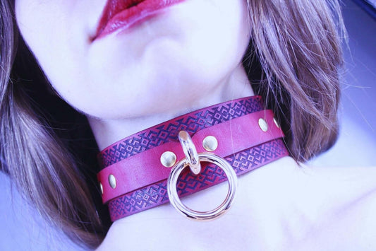 Submissive Collar Red Tribal Pattern for BDSM Dominance Play - Happytoys Sexshop: online sex shop for Feeling Happy & Easy 😊 - Discreet geleverd