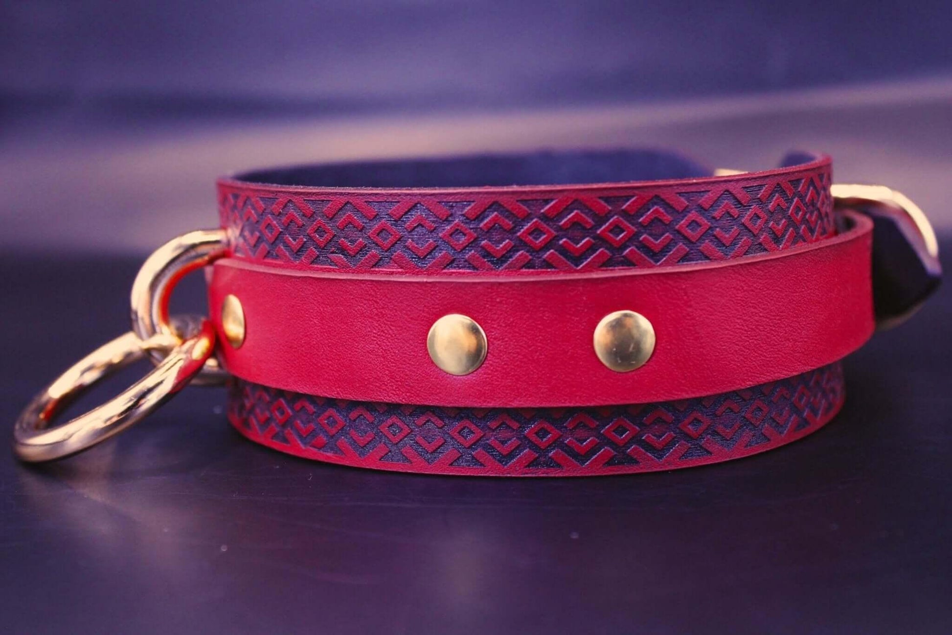 Submissive Collar Red Tribal Pattern for BDSM Dominance Play - Happytoys Sexshop: online sex shop for Feeling Happy & Easy 😊 - Discreet geleverd