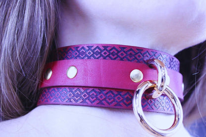 Submissive Collar Red Tribal Pattern for BDSM Dominance Play - Happytoys Sexshop: online sex shop for Feeling Happy & Easy 😊 - Discreet geleverd