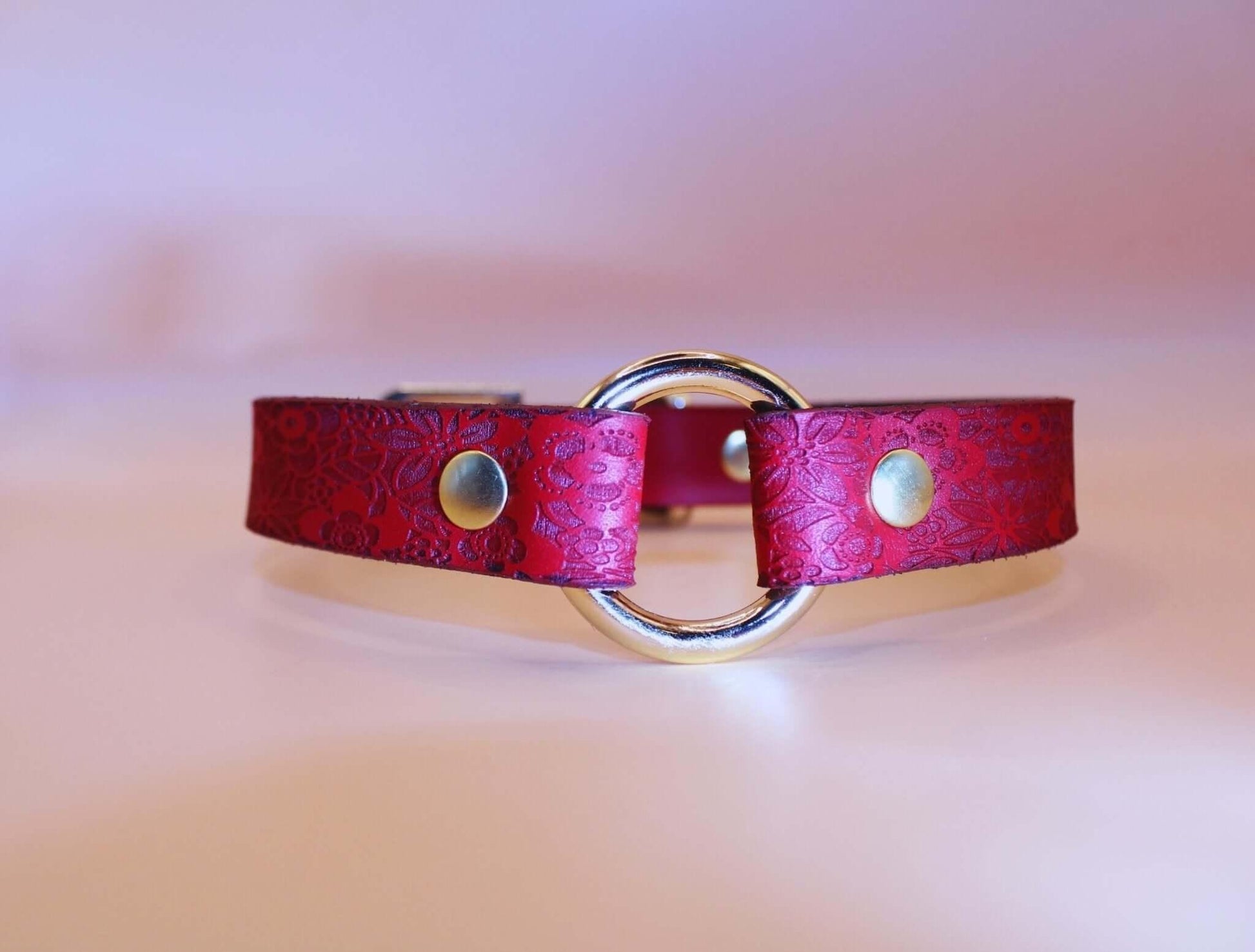 Red Floral Leather BDSM Collar with Gold O-Ring - Happytoys Sexshop: online sex shop for Feeling Happy & Easy 😊 - Discreet geleverd