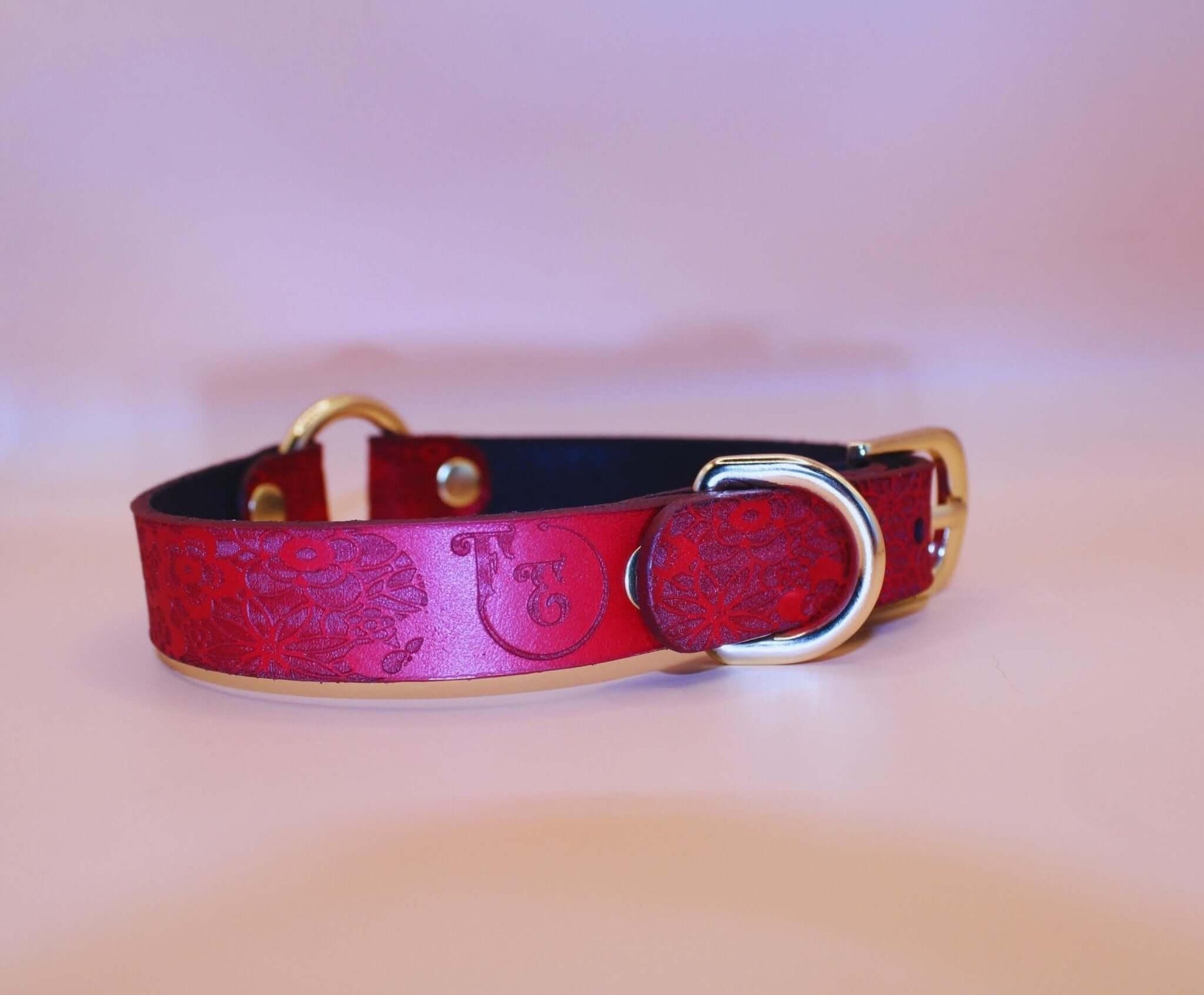 Red Floral Leather BDSM Collar with Gold O-Ring - Happytoys Sexshop: online sex shop for Feeling Happy & Easy 😊 - Discreet geleverd