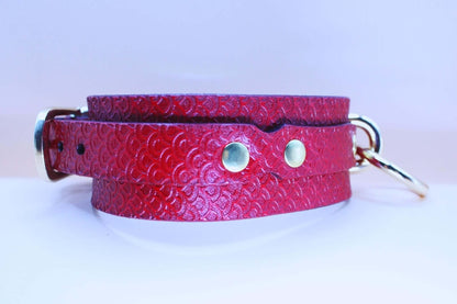 Submissive Collar Red Leather O-Ring | Deep Pattern BDSM Slave Collar - Happytoys Sexshop: online sex shop for Feeling Happy & Easy 😊 - Discreet geleverd