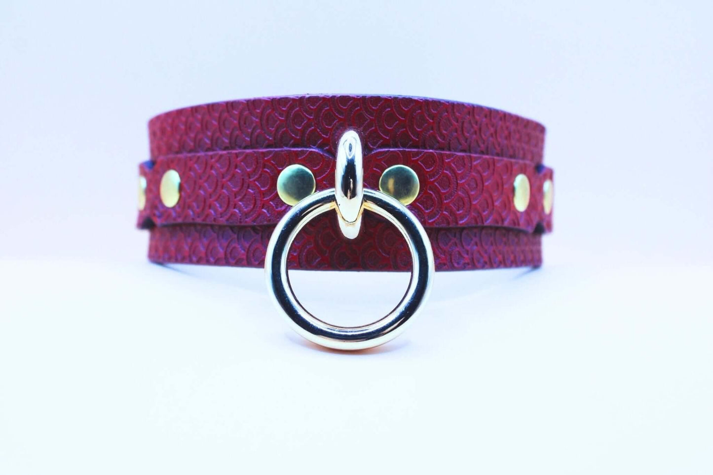 Submissive Collar Red Leather O-Ring | Deep Pattern BDSM Slave Collar - Happytoys Sexshop: online sex shop for Feeling Happy & Easy 😊 - Discreet geleverd