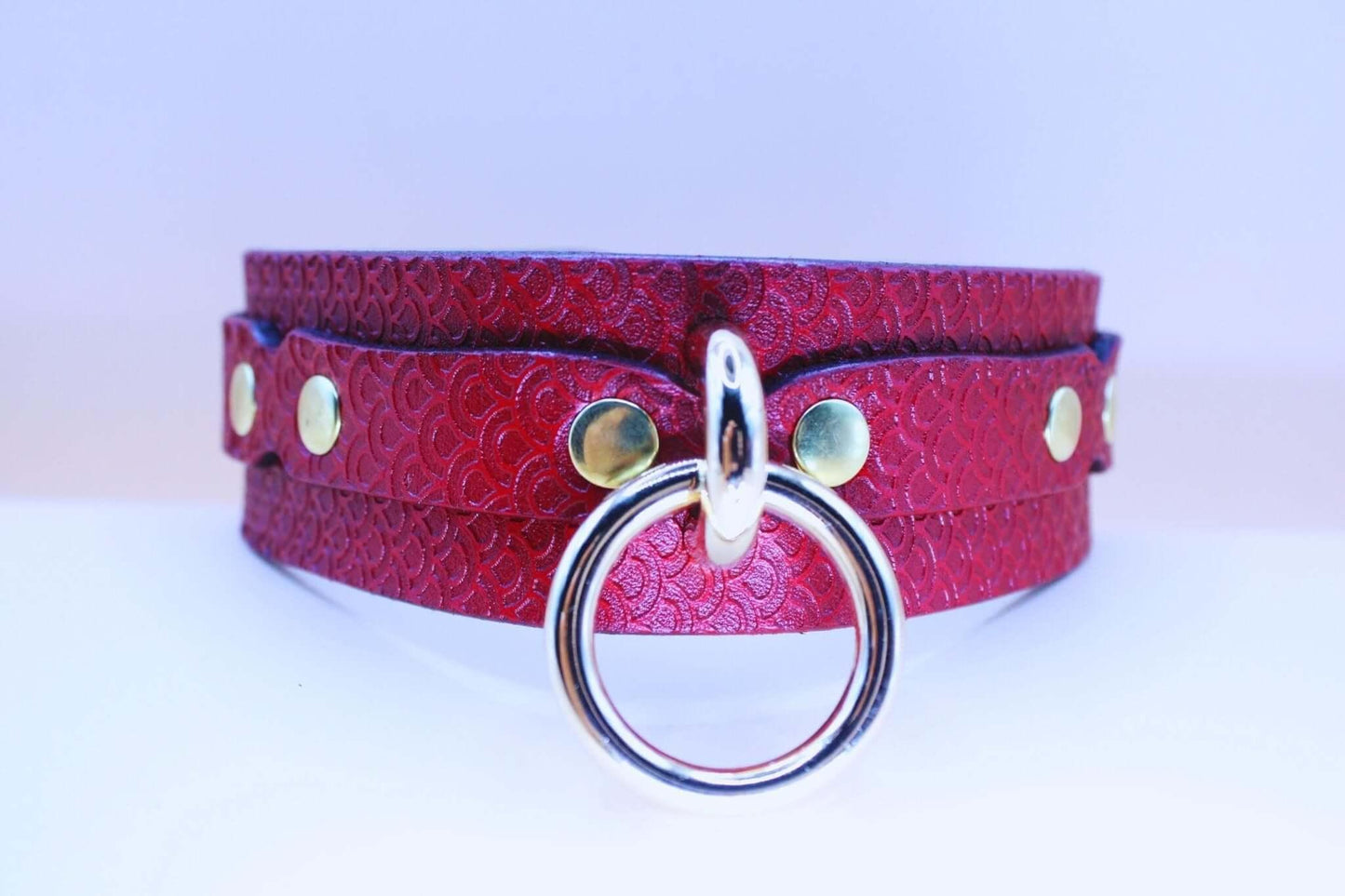 Submissive Collar Red Leather O-Ring | Deep Pattern BDSM Slave Collar - Happytoys Sexshop: online sex shop for Feeling Happy & Easy 😊 - Discreet geleverd