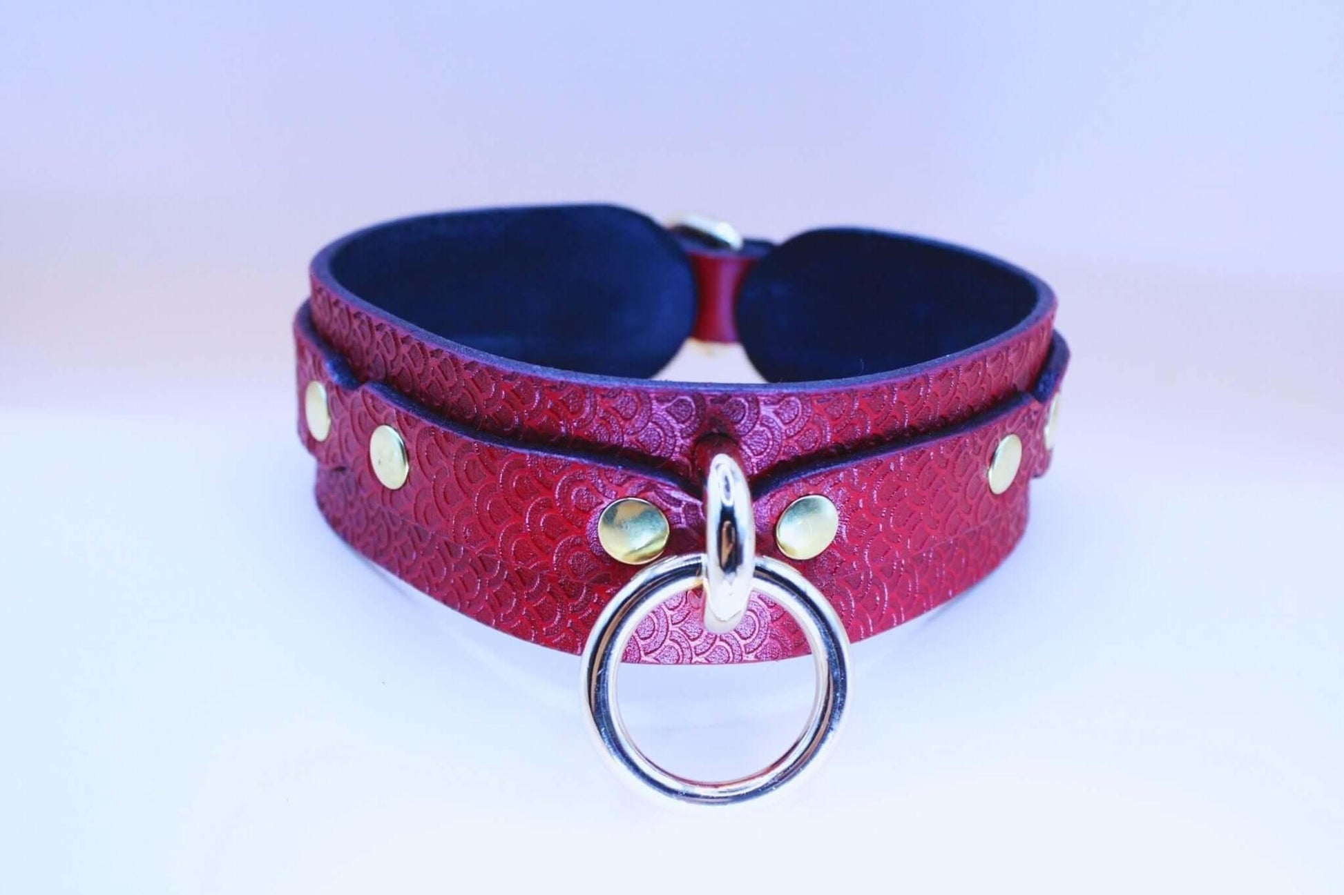 Submissive Collar Red Leather O-Ring | Deep Pattern BDSM Slave Collar - Happytoys Sexshop: online sex shop for Feeling Happy & Easy 😊 - Discreet geleverd