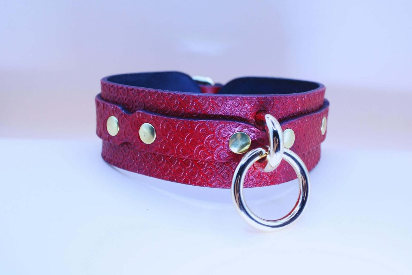Submissive Collar Red Leather O-Ring | Deep Pattern BDSM Slave Collar - Happytoys Sexshop: online sex shop for Feeling Happy & Easy 😊 - Discreet geleverd