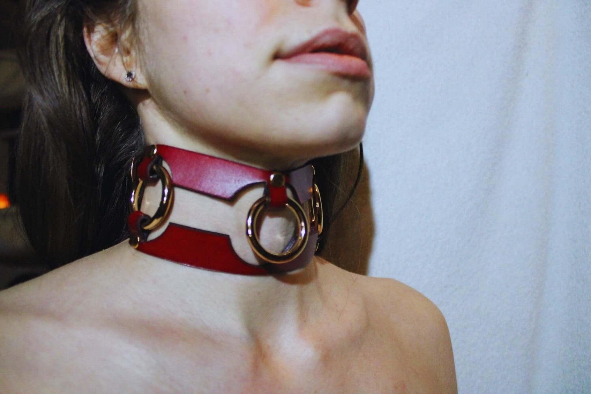 Red Leather Slave Collar Bold Statement BDSM Jewelry - Happytoys Sexshop: online sex shop for Feeling Happy & Easy 😊 - Discreet geleverd