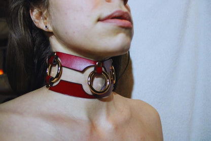 Red Leather Slave Collar Bold Statement BDSM Jewelry - Happytoys Sexshop: online sex shop for Feeling Happy & Easy 😊 - Discreet geleverd