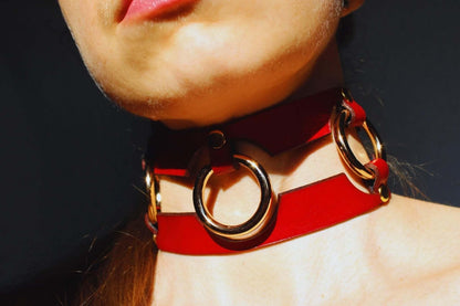 Red Leather Slave Collar Bold Statement BDSM Jewelry - Happytoys Sexshop: online sex shop for Feeling Happy & Easy 😊 - Discreet geleverd