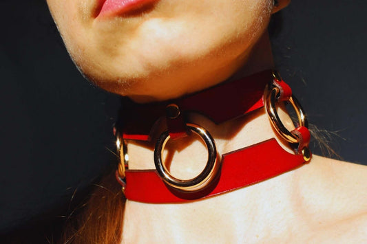 Red Leather Slave Collar Bold Statement BDSM Jewelry - Happytoys Sexshop: online sex shop for Feeling Happy & Easy 😊 - Discreet geleverd