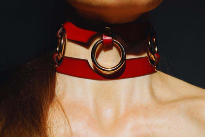 Red Leather Slave Collar Bold Statement BDSM Jewelry - Happytoys Sexshop: online sex shop for Feeling Happy & Easy 😊 - Discreet geleverd