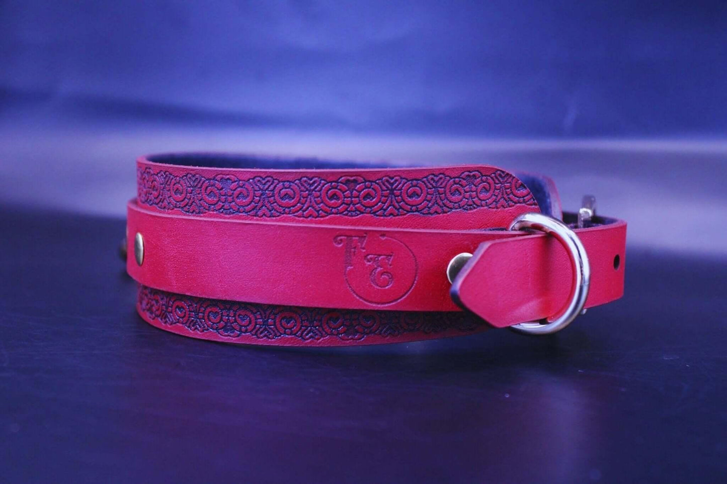 Red Wide Leather Choker Ornamental Slave Collar BDSM Bondage Gift - Happytoys Sexshop: online sex shop for Feeling Happy & Easy 😊 - Discreet geleverd