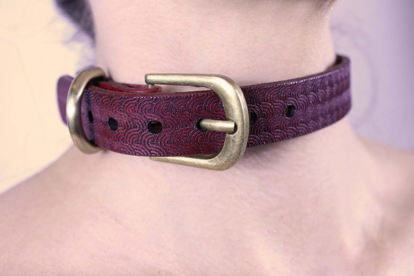 Red Bdsm Collar Patterned - Handmade BDSM Choker for Day Wear - Happytoys Sexshop: online sex shop for Feeling Happy & Easy 😊 - Discreet geleverd