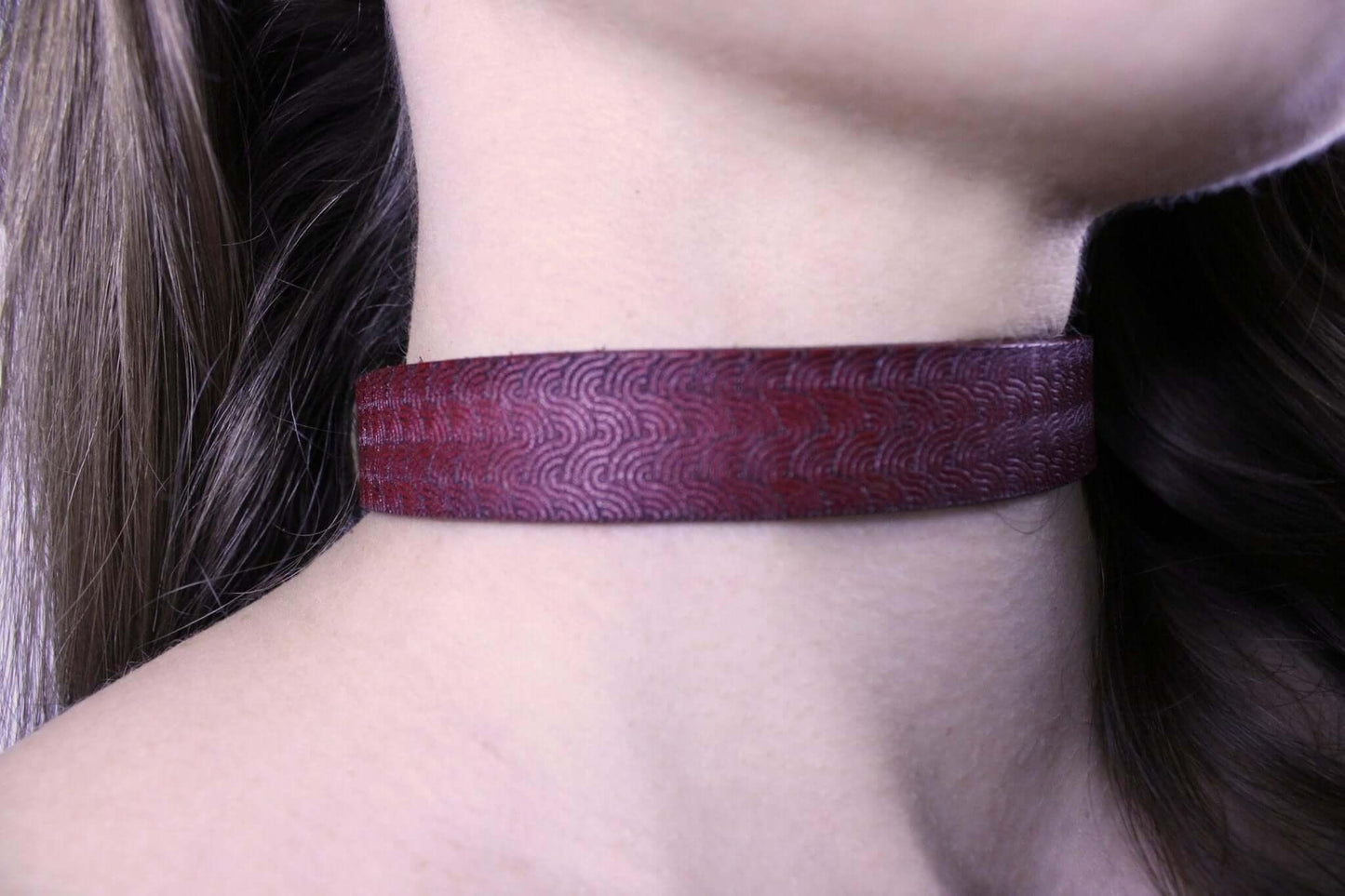 Red Bdsm Collar Patterned - Handmade BDSM Choker for Day Wear - Happytoys Sexshop: online sex shop for Feeling Happy & Easy 😊 - Discreet geleverd
